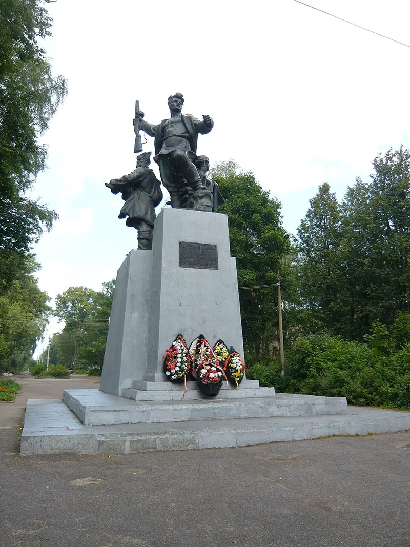 Памятник партизанам (Осташков)