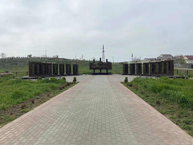 Мемориальный комплекс в Ярыксу-Аух